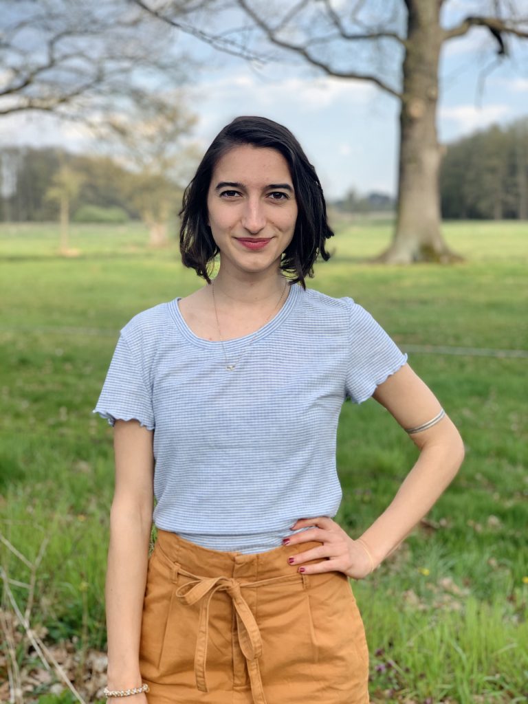selbstbewusste Frau in der Natur
